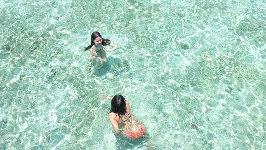 ผู้หญิงสองคนเล่นน้ำ