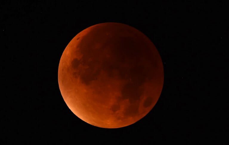 พระจันทร์สีแดง